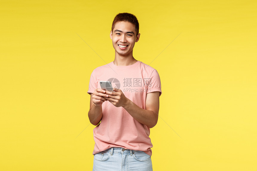 男生握着手机笑的很开心图片