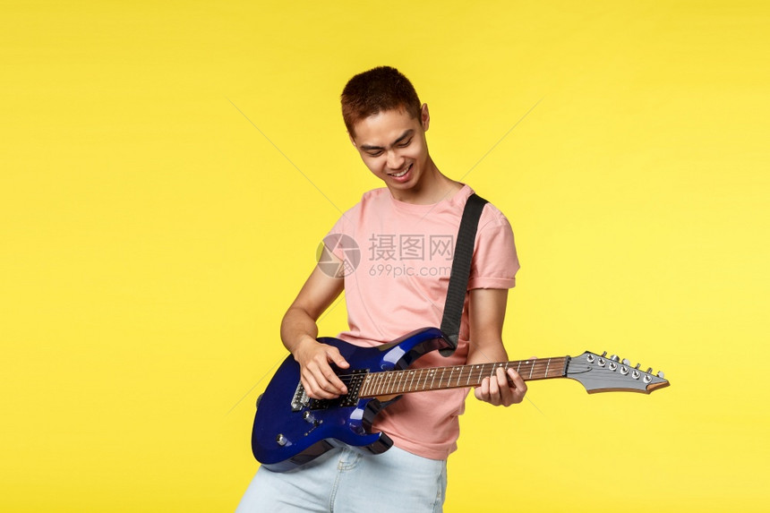 一位男生拿着电子吉他摆着不同姿势图片