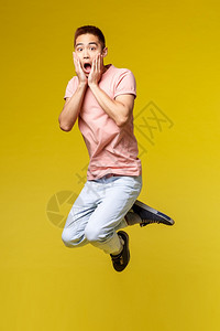 一位男生做着跳跃动作的姿势图片