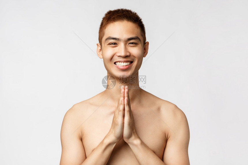 美丽人与家庭概念和平轻松快乐笑的亚洲男子肖像展示纳马斯特牌祈祷或做瑜伽表示感激站立愉快的白人背景表达感激站立快乐的白人背景图片