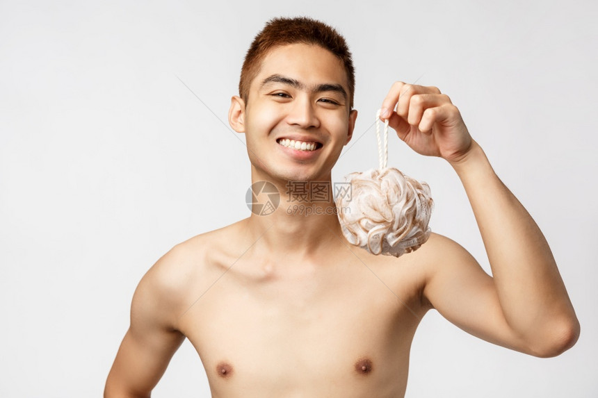 美丽人与卫生概念快乐的亚洲人与男子站着露出海绵准备洗澡笑得广泛以白色背景为表情快乐的亚洲人与男子和露出海绵以白色背景为表情图片