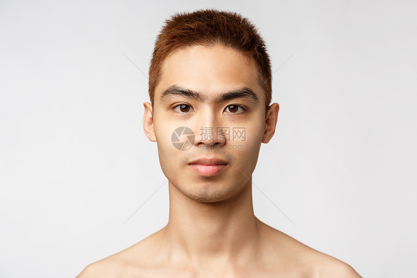 美貌皮肤护理和男健康概念英俊的年轻亚洲男子没有斑疹完美的皮肤状况没有坏疽完美的皮肤状况没有微笑充满热情站在白色背景英俊的年轻亚洲图片