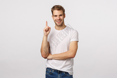 穿着白色t恤衫bristle提高食指头或有建议表达自己的意见作出eurka手势白色背景背景图片