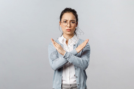 捕捉一位女生的不同姿势表情图片