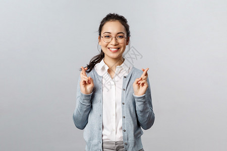 捕捉一位女生的不同姿势表情图片