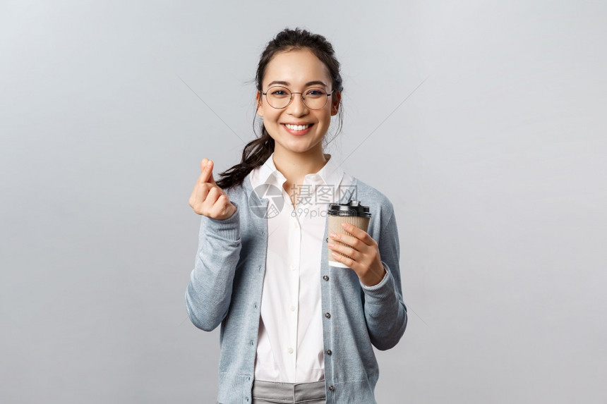 带着眼镜的女孩手拿咖啡摆着不同的姿势图片
