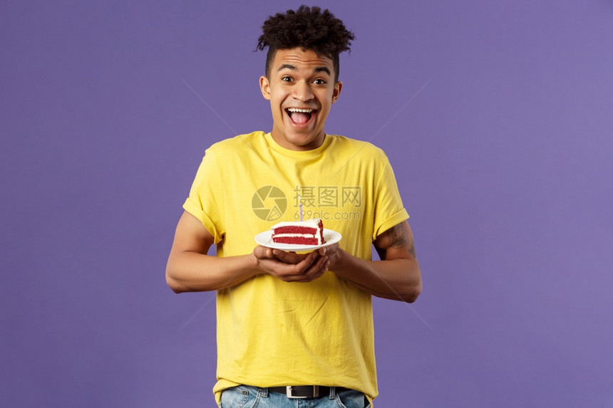 非洲男孩手上拿着一块蛋糕图片
