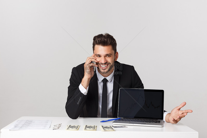 商人在办公室用手机交谈的肖像图片