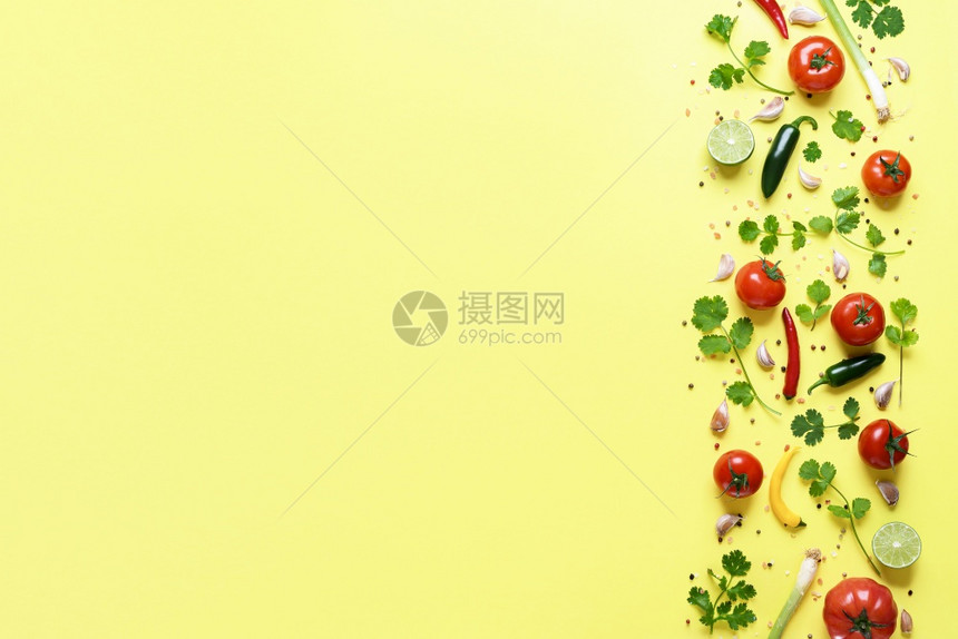 上面黄色背景的原沙拉酱成分新鲜蔬菜草药和调味料用来制造墨西哥沙拉酱图片