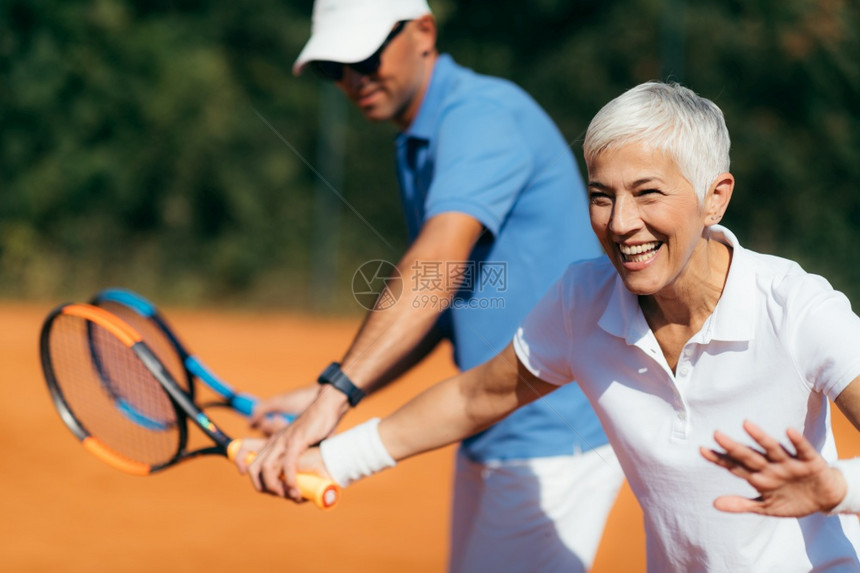 老年人网球培训图片