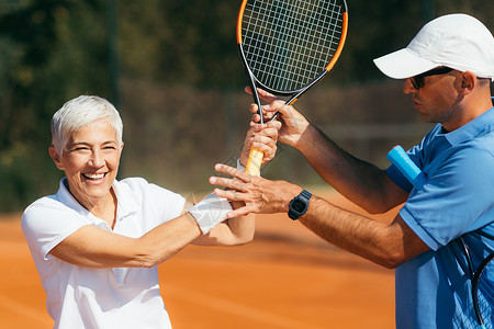 教年长妇女打网球图片