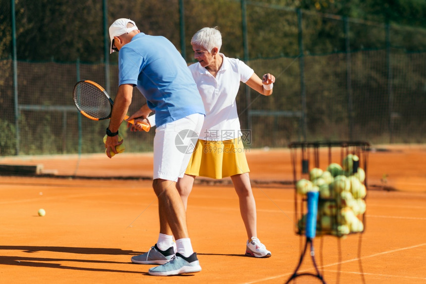 60多岁高龄妇女打网球图片