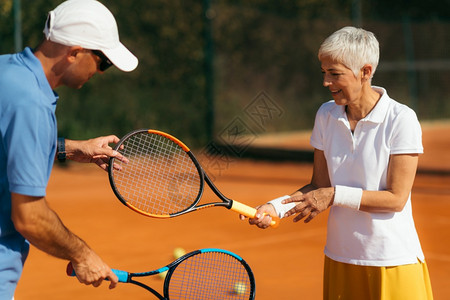 参加网球运动的高级活跃妇女高清图片