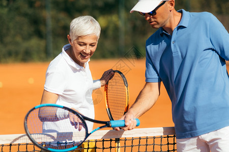 在学习网球的老年人图片