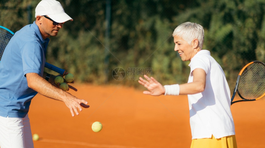 参加网球运动的高级活跃妇女图片