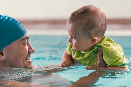 父亲和小男孩在游泳池里图片