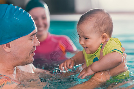 父亲和小男孩在游泳池里图片