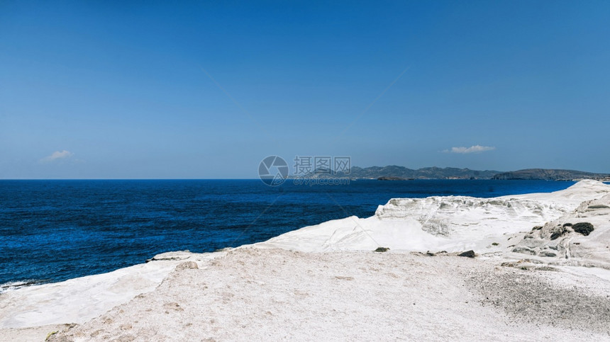 米拉洛斯岛灰色的萨拉基尼科海滩上美丽的火山白石图片
