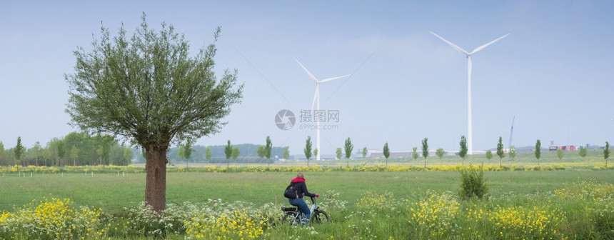 20年1月9日乌特尼黑地20年1月9日在春地骑自行车的女孩图片