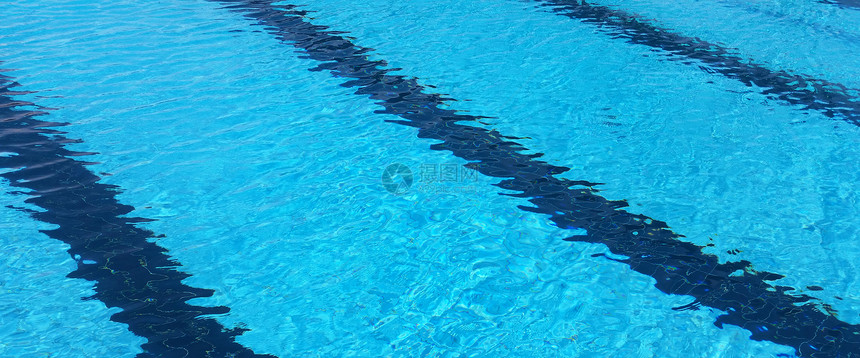 蓝色游泳池背景黑色车道图片