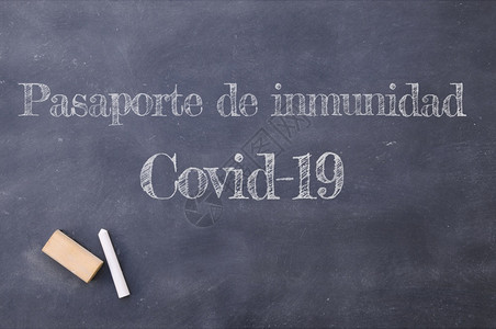 在黑板上用西班牙语写成的19岁豁免护照2019新型冠状病毒高清图片素材