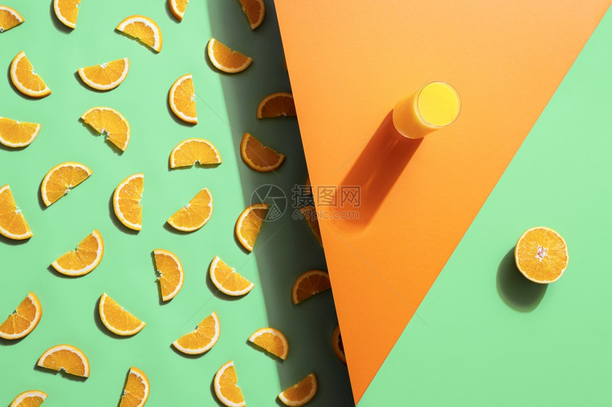 夏季饮料一杯橙汁和水果切片在无缝绿色和橙背景上与橙色切片模式维他命c饮料图片