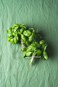 绿色布料背景的新鲜有机铝花束土生长的香草健康食品成分图片