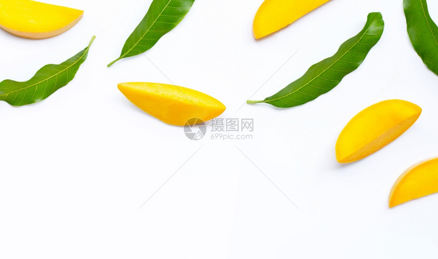 热带水果芒片和叶白背景图片