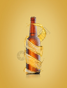 幸运捶子创造螺旋啤酒和喷洒在棕色瓶子周围水滴在浅沙黄色的背果上复制空间刷新酒精饮料啤瓶加水滴和子周围的螺旋喷洒背景