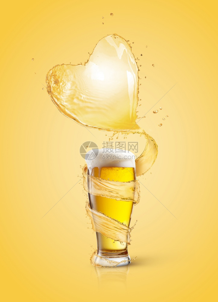 光琥珀啤酒在满杯新鲜饮料上方厚泡沫在浅黄色背景上复制空间光啤酒在满杯新鲜饮料上方的心脏喷洒图片