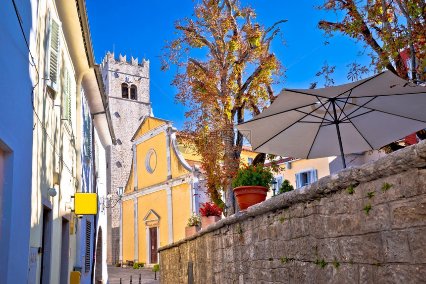 在古老的莫托文镇街道和教堂即克罗提亚州Istria地区古老的莫托文镇图片