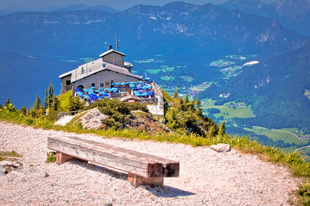 克尔斯坦豪斯鹰和角巢或kehlstinaus藏身于阿尔卑斯山风平面之上的岩石巴伐利亚德国背景