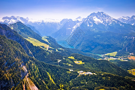 克尔斯坦豪斯从德国巴伐利亚地区的Kehlstin观测到的Koigse湖和Brchtsgadnr陆地阿尔卑斯山峰背景