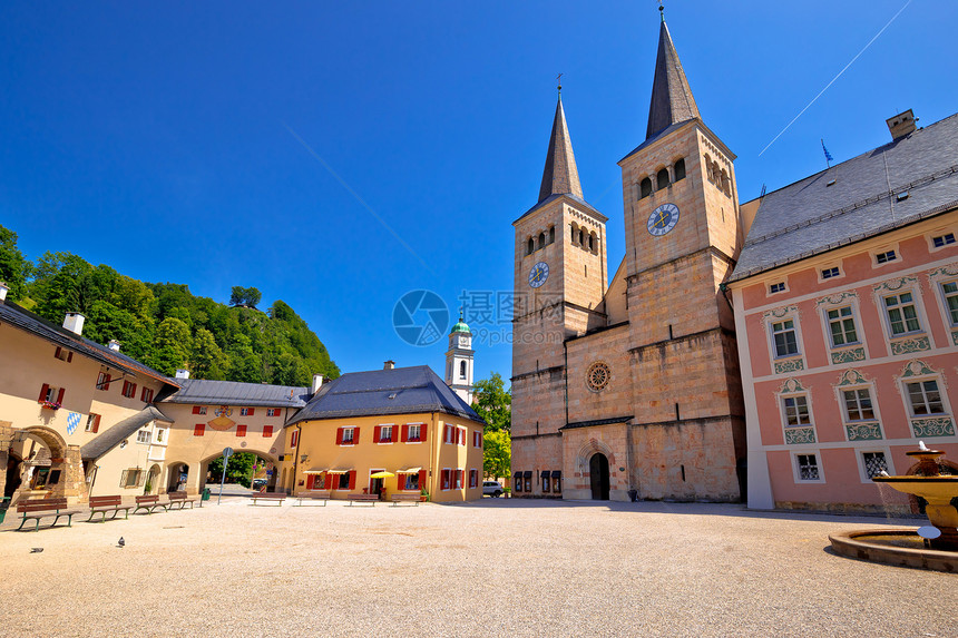 贝尔赫特斯加登镇广场和具有历史意义的教堂风景巴伐利亚阿尔卑斯山脉地区图片