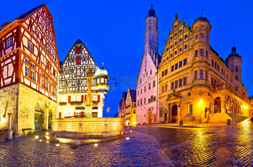 中世纪德国城的正方形马克普拉茨或市场广罗亨堡德陶贝尔晚间全景图片