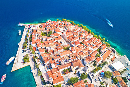 科尔丘拉Korcula具有历史意义的Korcula空中全景镇南部croati群岛屿背景