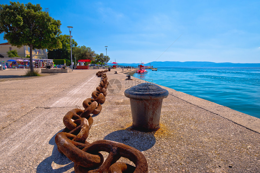 njivcera轮船铁链和水边风景克罗提亚kvarne湾的Kk岛图片