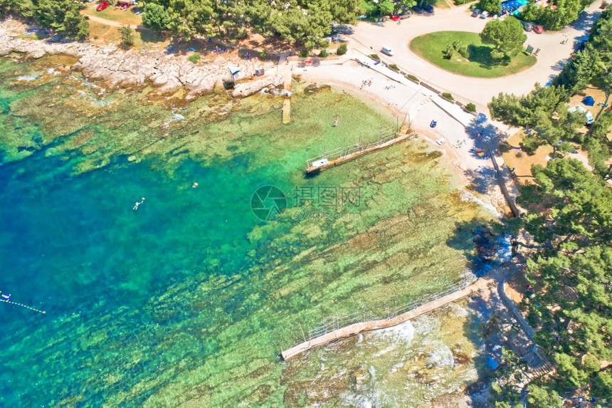 海边露营在Croati岛地区Svurdija的海边空中观察结晶清晰的石头海滩图片