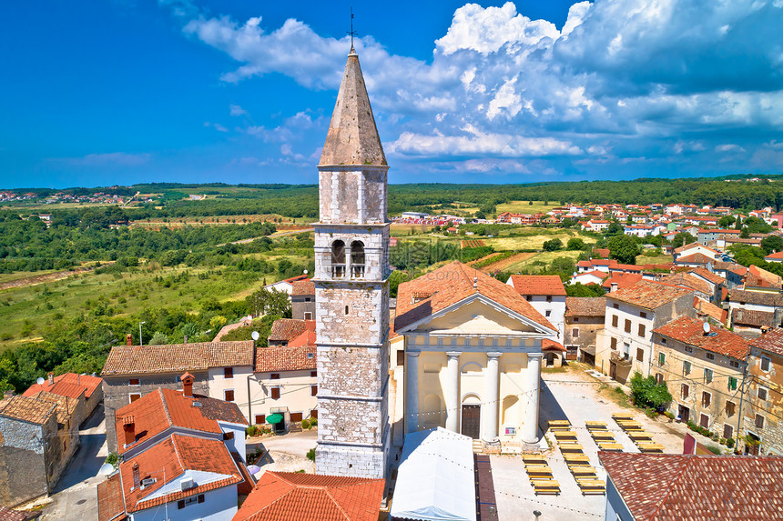 以绿色的异地山丘空中观察的西雅图镇Croati的伊斯里亚地区图片