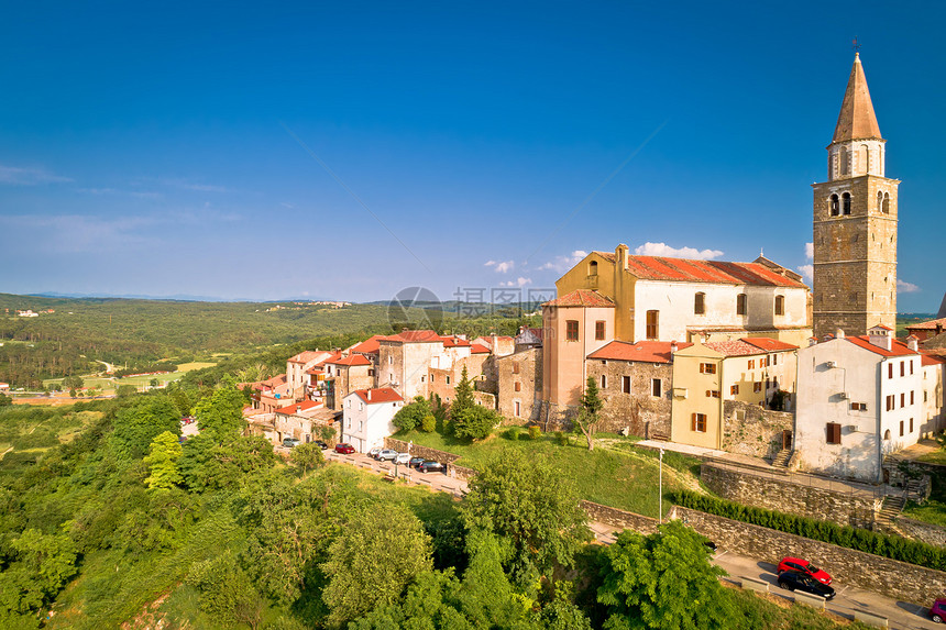 古老的布杰石镇绿色的山地空中风景位于伊斯特里亚绿地的小镇croati图片