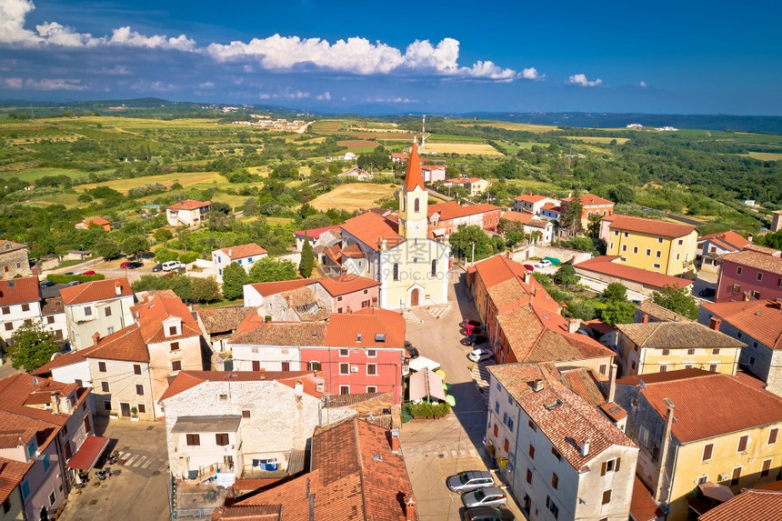 Brtonigla镇位于Croati岛地区图片