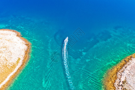 克罗地亚群岛绿松石海上的快艇扎达尔石漠岛克罗地亚达尔马提亚地区背景图片
