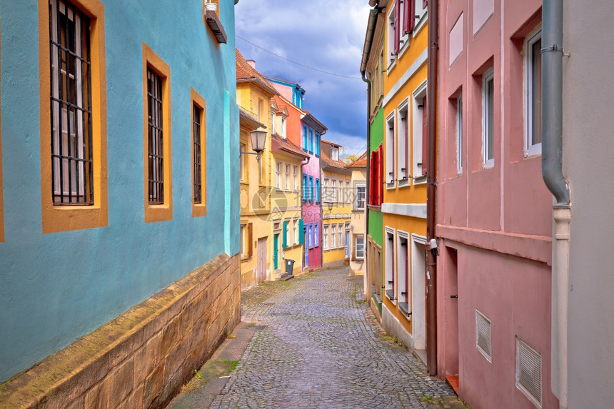 巴伐利亚地区姆贝格老城中心风景的多彩小巷图片