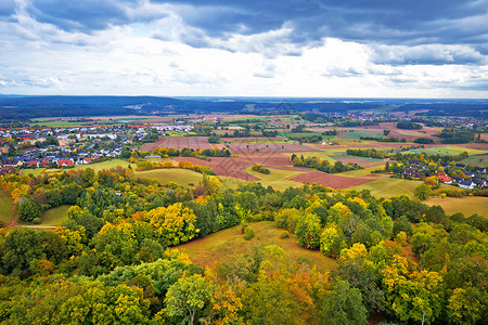 弗兰肯领域从阿尔滕贝格城堡到德国的风景靠近野生人村的绿色自然上弗朗西尼亚巴伐利地区背景