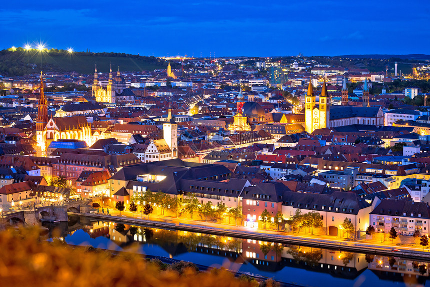 德国巴伐利亚沃尔茨堡镇城市夜景图片