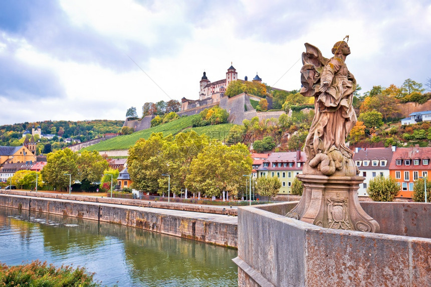 布尔茨堡主要河滨和南风雪堡城和葡萄园反射视图巴伐利亚地区图片