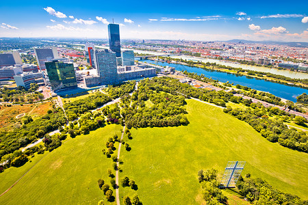 伯格瑞恩现代摩天大楼的际线以及澳洲首府杜瑙公园的绿色景观背景