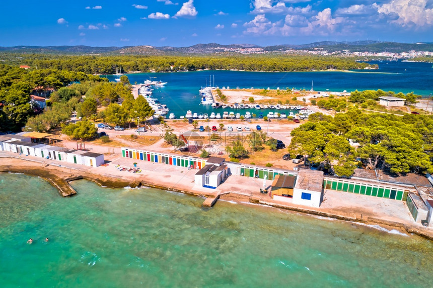 Jadrij海滩和色彩多的客舱空中观光SibenkCroati群岛旅游目的地图片