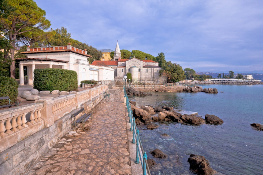 亚德里城市帕蒂瓦特边道和教堂风景Kvarne湾coati图片