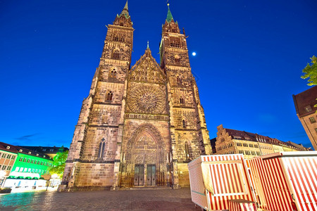 纽伦堡的洛茨教堂和广场建筑夜景图片